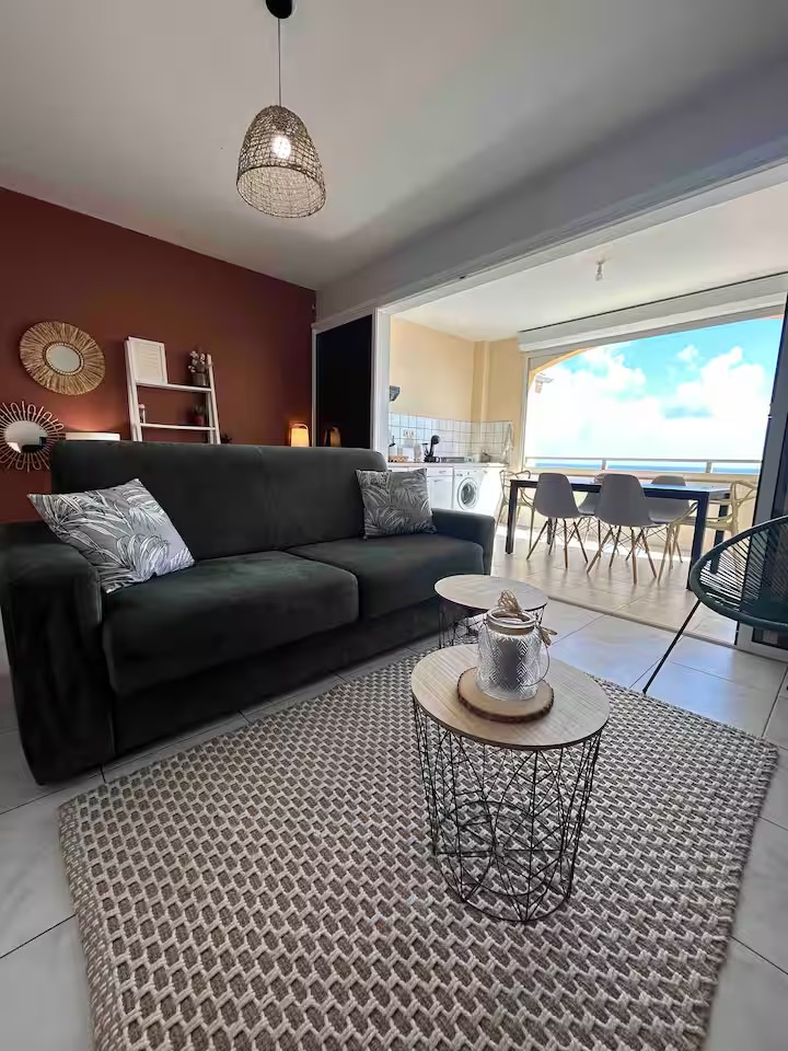 Séjour de L’Appart ouvert sur la terrasse et la mer